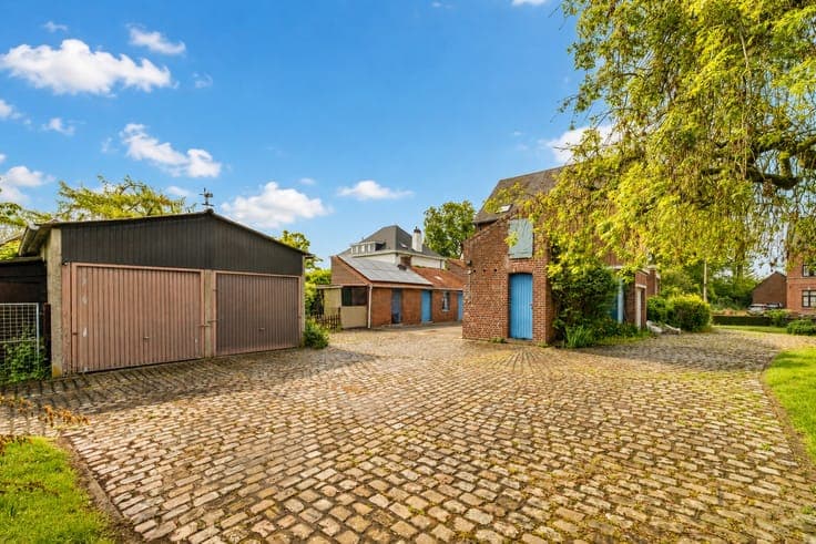 Charming manor house with character and great potential!