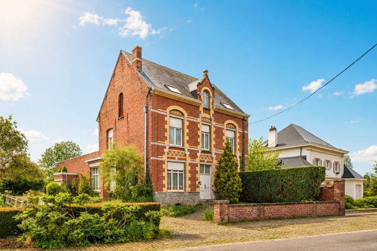 Charming manor house with character and great potential!
