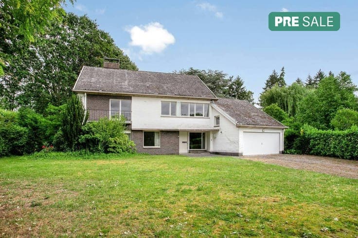 Exclusive renovation project: spacious villa in a prime loca
