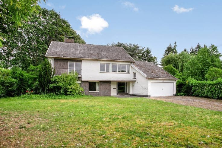 Exclusive renovation project: spacious villa in a prime loca