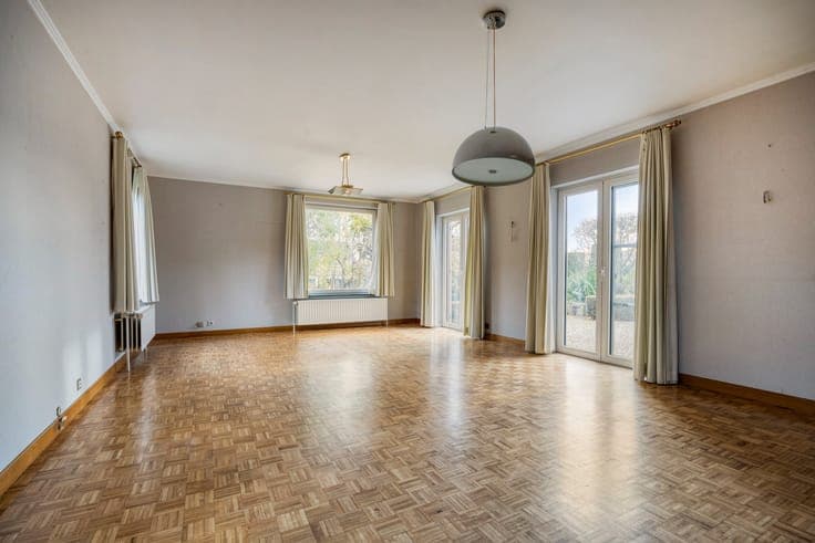 Gezinswoning met 6 slaapkamers op een perceel van 12a