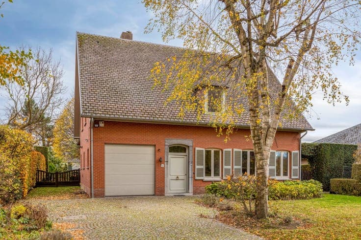 Gezinswoning met 6 slaapkamers op een perceel van 12a