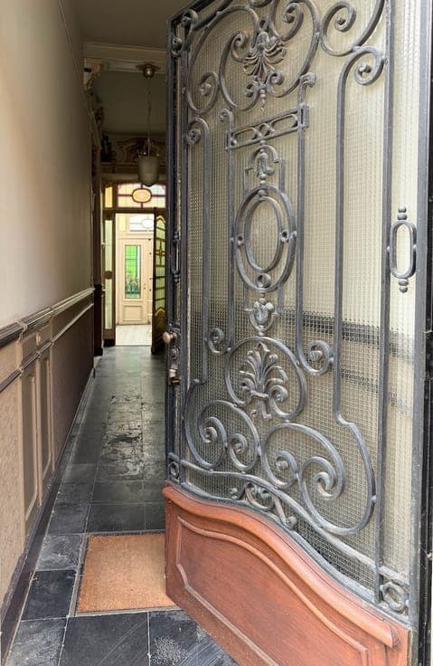 heel authentieke Brugse woning met kleine garage en 2 ter...