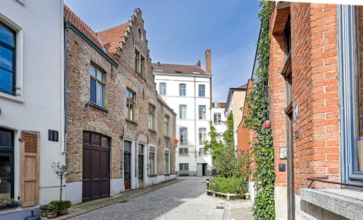 heel authentieke Brugse woning met kleine garage en 2 ter...