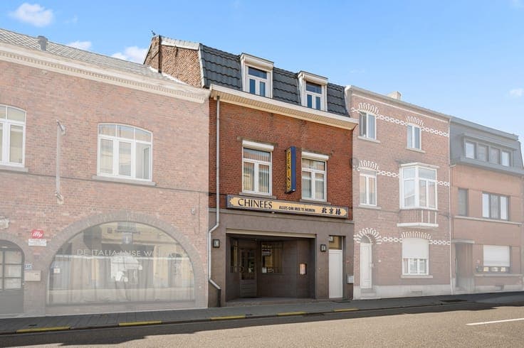 Commercial-residential property in a strategic location