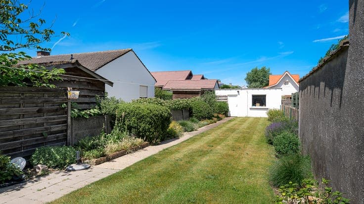 House with sunny garden and garage for sale near the center