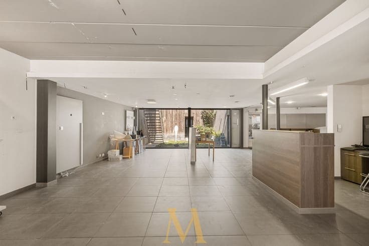 Exclusieve eigendom met woning, handelsruimte en magazijn...