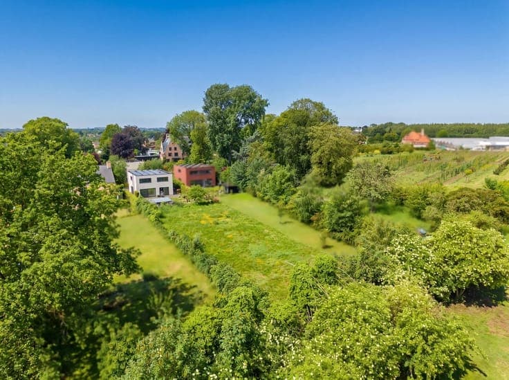 Contemporary villa on 17 acres