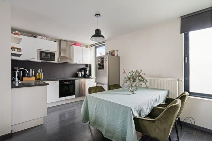 Topgelegen handelspand met verhuurd duplexappartement