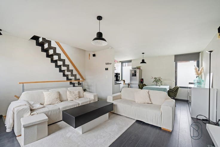 Topgelegen handelspand met verhuurd duplexappartement