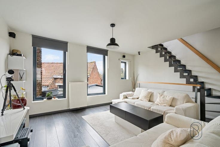 Topgelegen handelspand met verhuurd duplexappartement