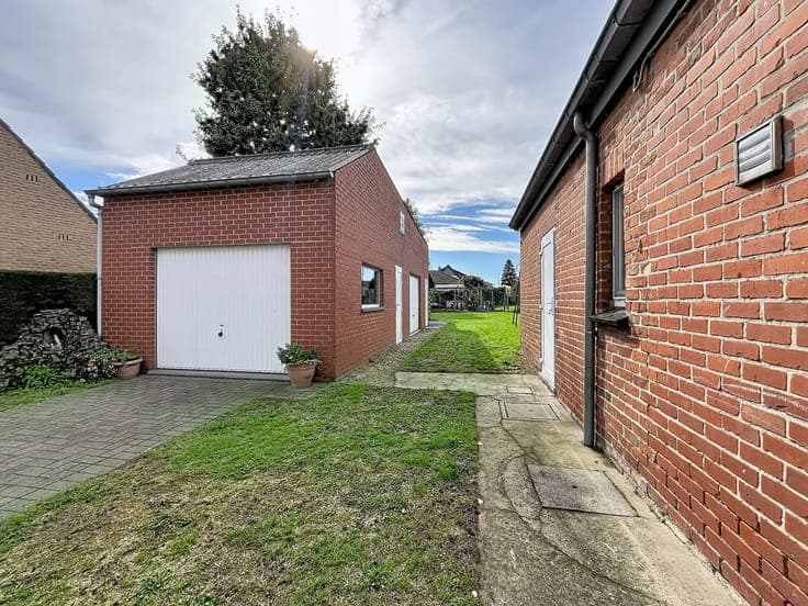 Ruim halfopen huis te koop in Maldegem met 3 slaapkamers ...