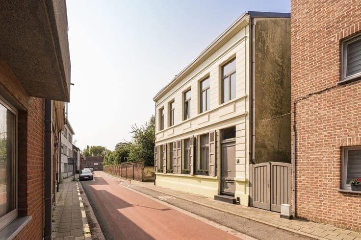 Karakterwoning met 5 slpks, autostaanplaats en grote tuin!