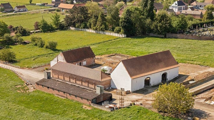 Authentieke vierkantshoeve op 8.064 m², ENORM VEEL POTENTIEE