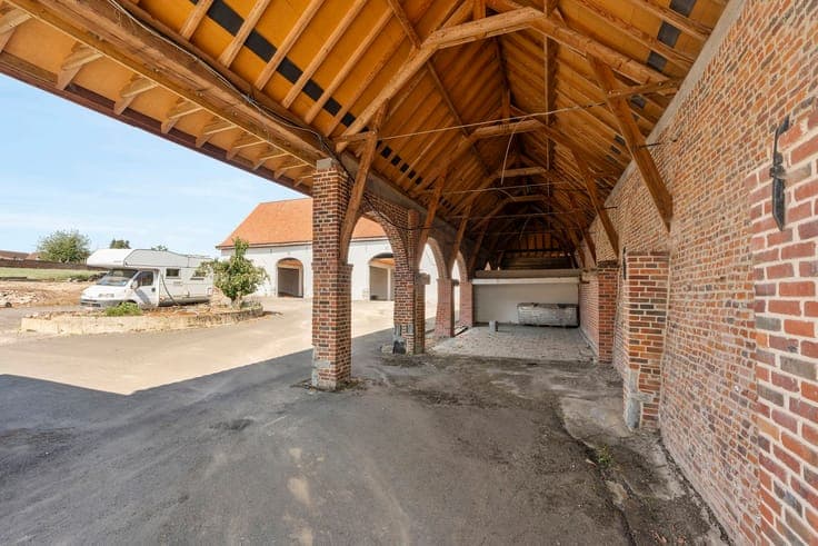 Authentieke vierkantshoeve op 8.064 m², ENORM VEEL POTENTIEE