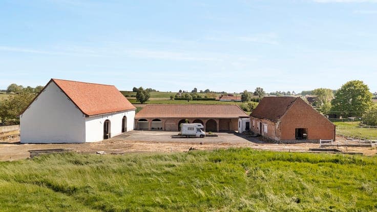 Authentieke vierkantshoeve op 8.064 m², ENORM VEEL POTENTIEE