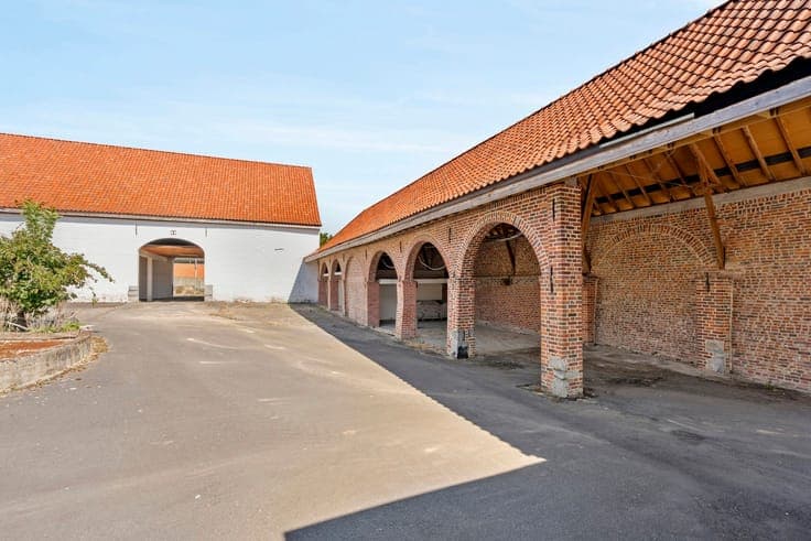 Authentieke vierkantshoeve op 8.064 m², ENORM VEEL POTENTIEE