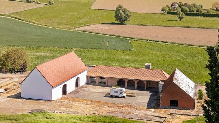 Authentieke vierkantshoeve op 8.064 m², ENORM VEEL POTENTIEE