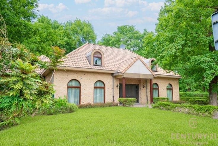 Spacious villa with 5 bedrooms, 4 bathrooms and indoor pool