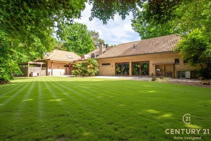 Spacious villa with 5 bedrooms, 4 bathrooms and indoor pool
