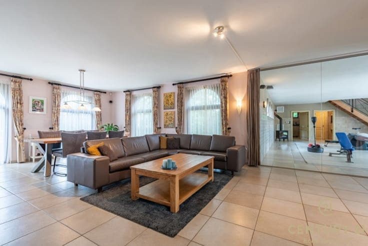 Spacious villa with 5 bedrooms, 4 bathrooms and indoor pool