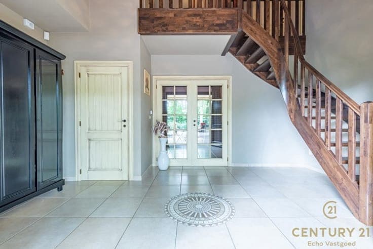 Spacious villa with 5 bedrooms, 4 bathrooms and indoor pool