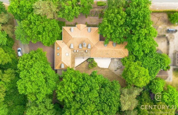 Spacious villa with 5 bedrooms, 4 bathrooms and indoor pool
