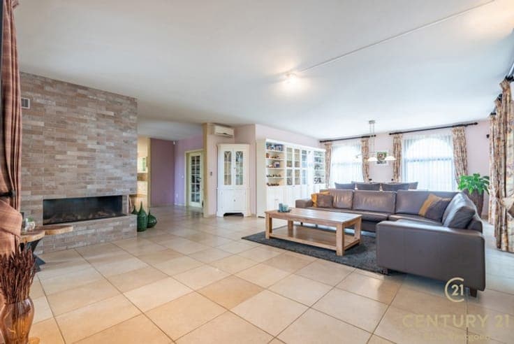 Spacious villa with 5 bedrooms, 4 bathrooms and indoor pool