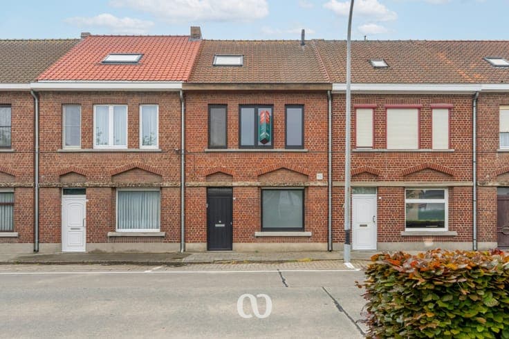 Family home with 4 bedrooms, garden, and garage in the cent
