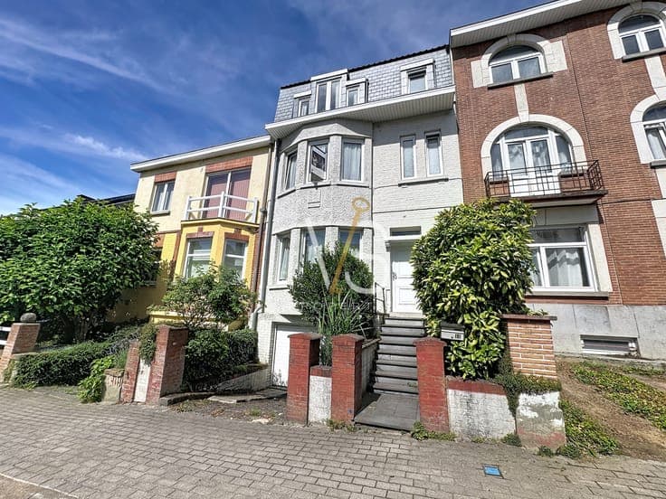 CHARMING SINGLE-FAMILY HOME WITH GARDEN AND GARAGE!