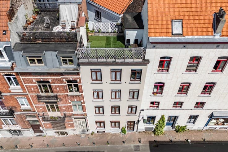 2-bedroom single-family house with rooftop terrace