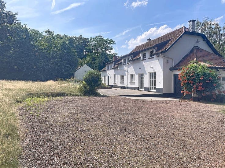 Spacious farmhouse-style VILLA to renovate