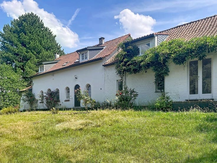 Spacious farmhouse-style VILLA to renovate
