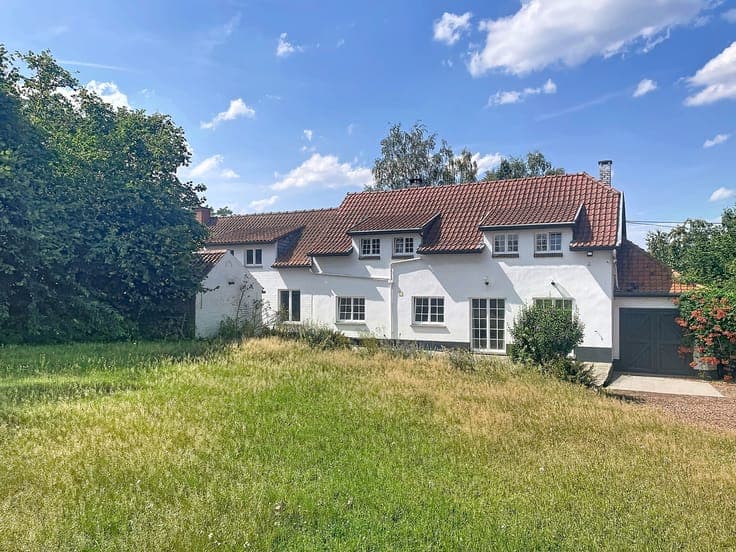 Spacious farmhouse-style VILLA to renovate