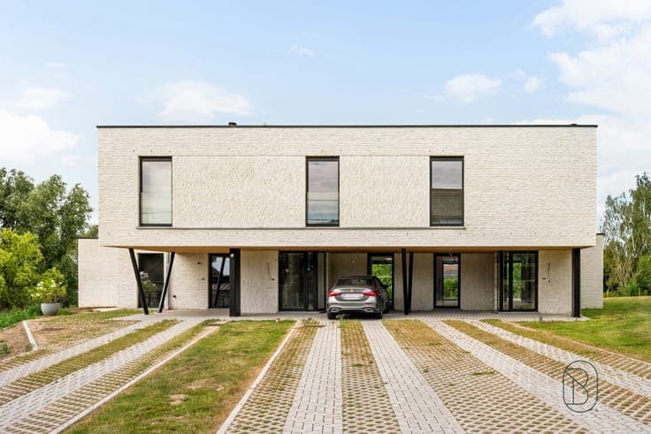 HIGH-QUALITY, ENERGY-EFFICIENT ARCHITECTURAL HOME with a GAR