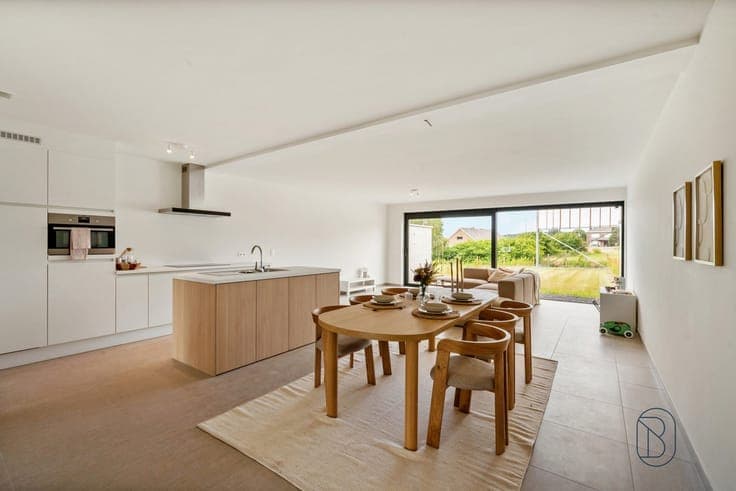 HIGH-QUALITY, ENERGY-EFFICIENT ARCHITECTURAL HOME with a GAR