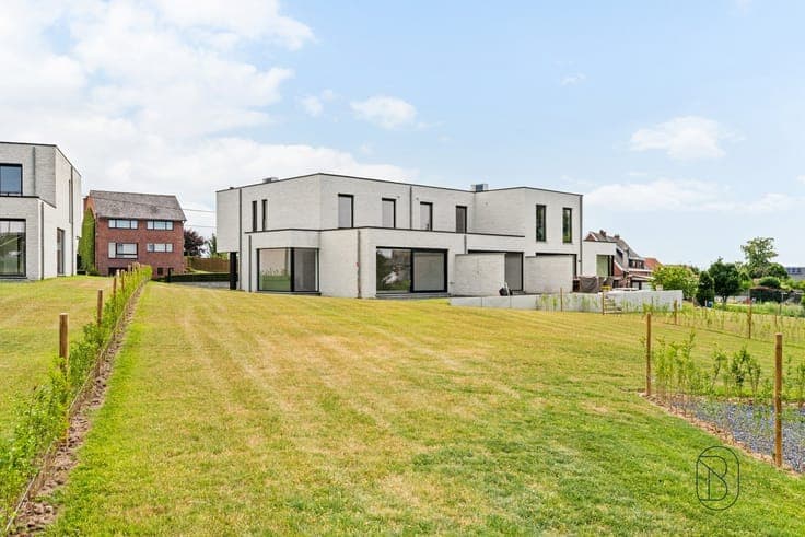 HIGH-QUALITY, ENERGY-EFFICIENT ARCHITECTURAL HOME with a GAR