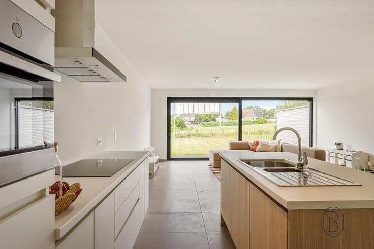 HIGH-QUALITY, ENERGY-EFFICIENT ARCHITECTURAL HOME with a GAR