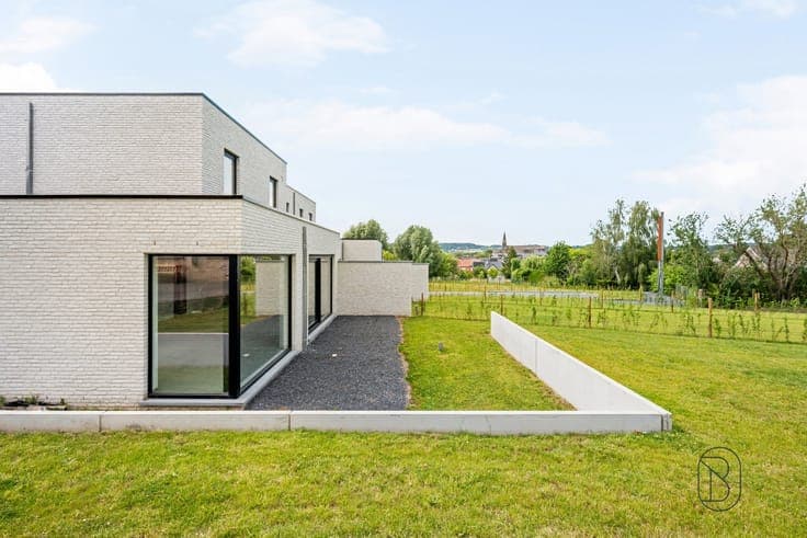 HIGH-QUALITY, ENERGY-EFFICIENT ARCHITECTURAL HOME with a GAR