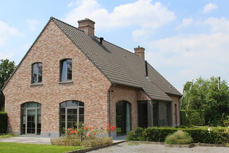 Landelijk gelegen villa met vergunde loods te koop