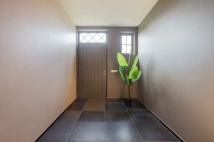 Landelijk gelegen villa met vergunde loods te koop