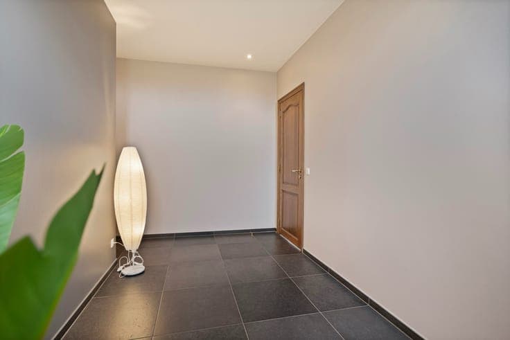 Landelijk gelegen villa met vergunde loods te koop