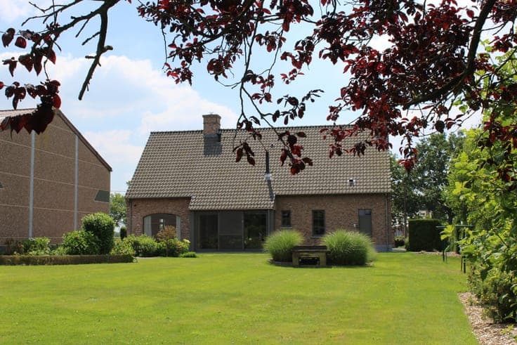 Landelijk gelegen villa met vergunde loods te koop