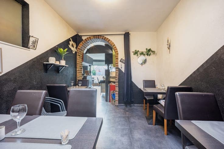 MAISON DE COMMERCE - POSS 2 APPARTS - FOND DE COM - PEB D