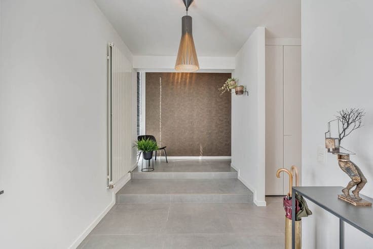 Prachtige villa met aangelegde tuin en praktijk