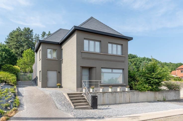 Prachtige villa met aangelegde tuin en praktijk