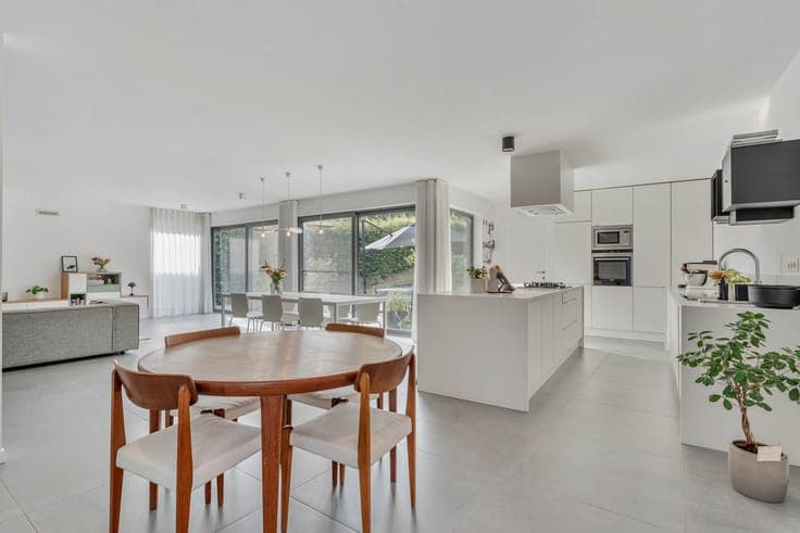 Prachtige villa met aangelegde tuin en praktijk