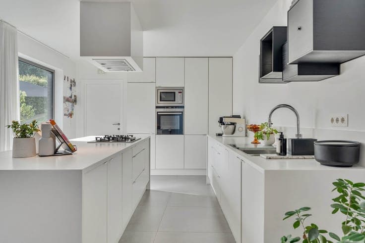 Prachtige villa met aangelegde tuin en praktijk