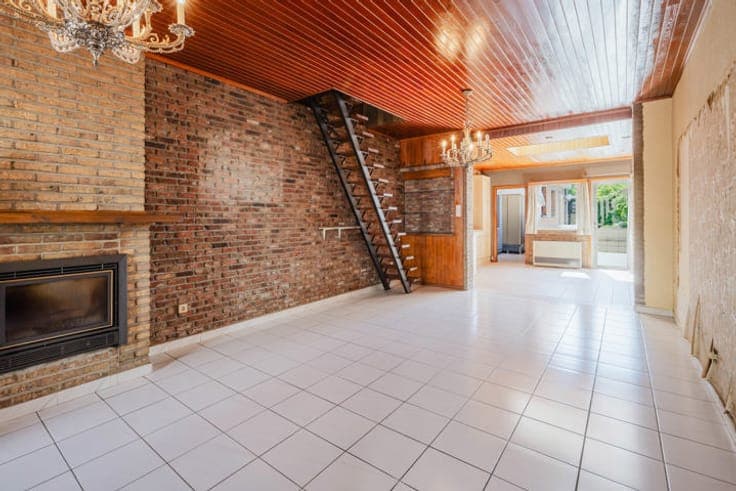 Home with potential, 4 bedrooms, terrace & garden in Ghent!