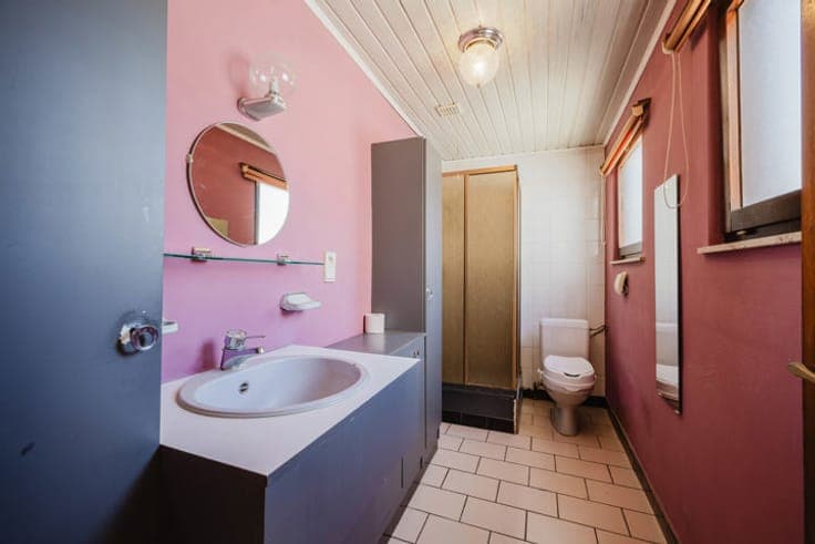 Home with potential, 4 bedrooms, terrace & garden in Ghent!